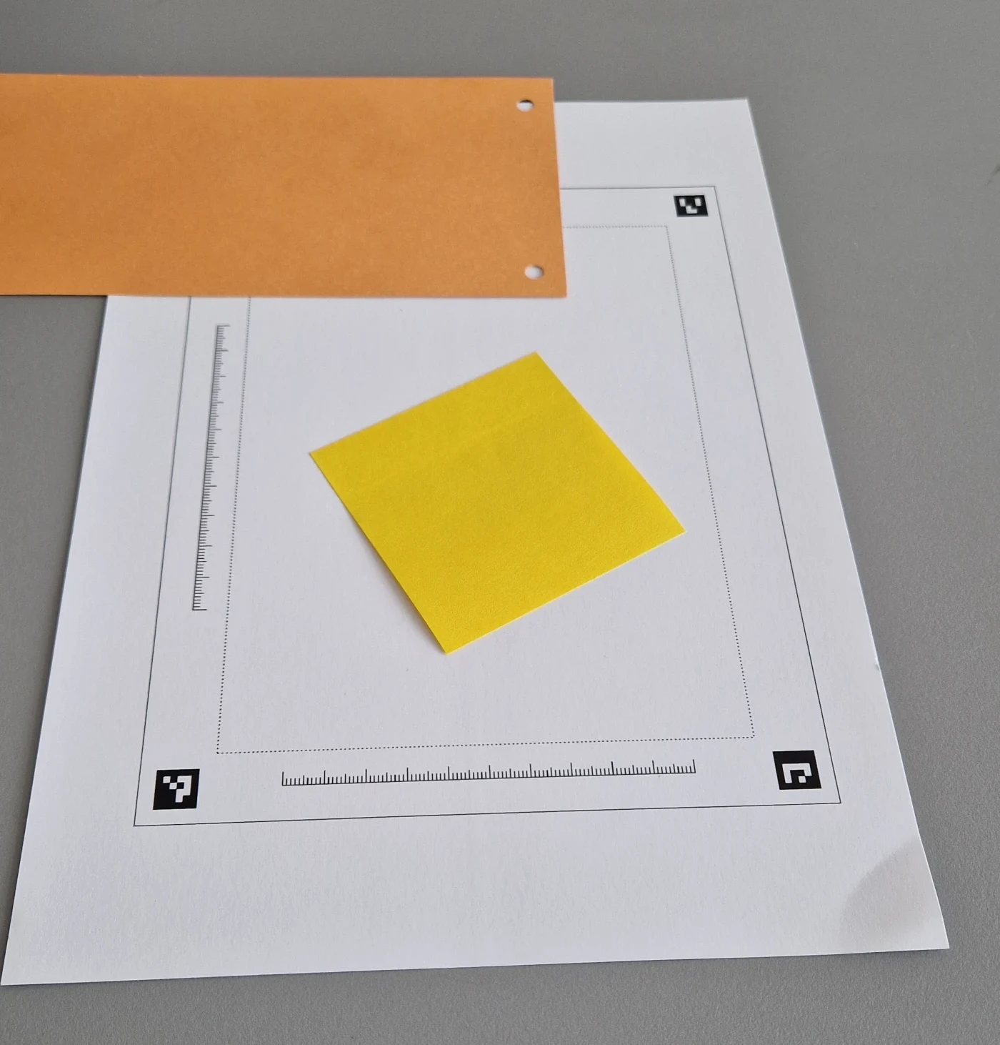 Aufnahme mit drei sichtbaren ArUco-Markern